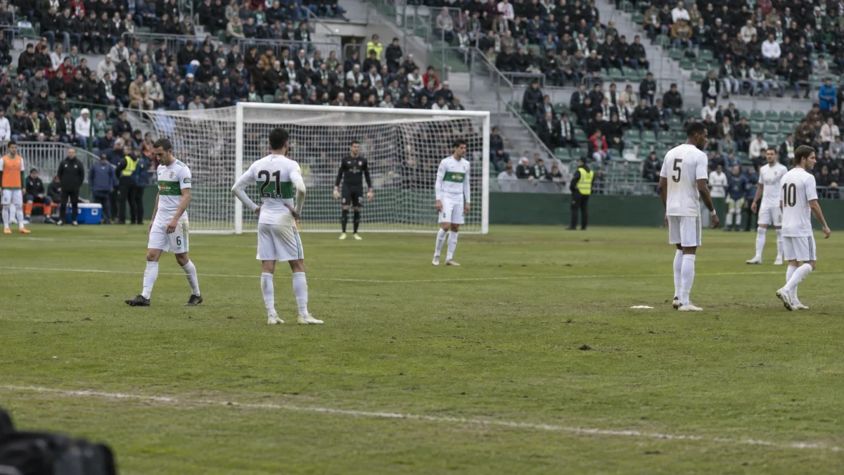 Real Madrid slo Elche og er poenglik med Barcelona