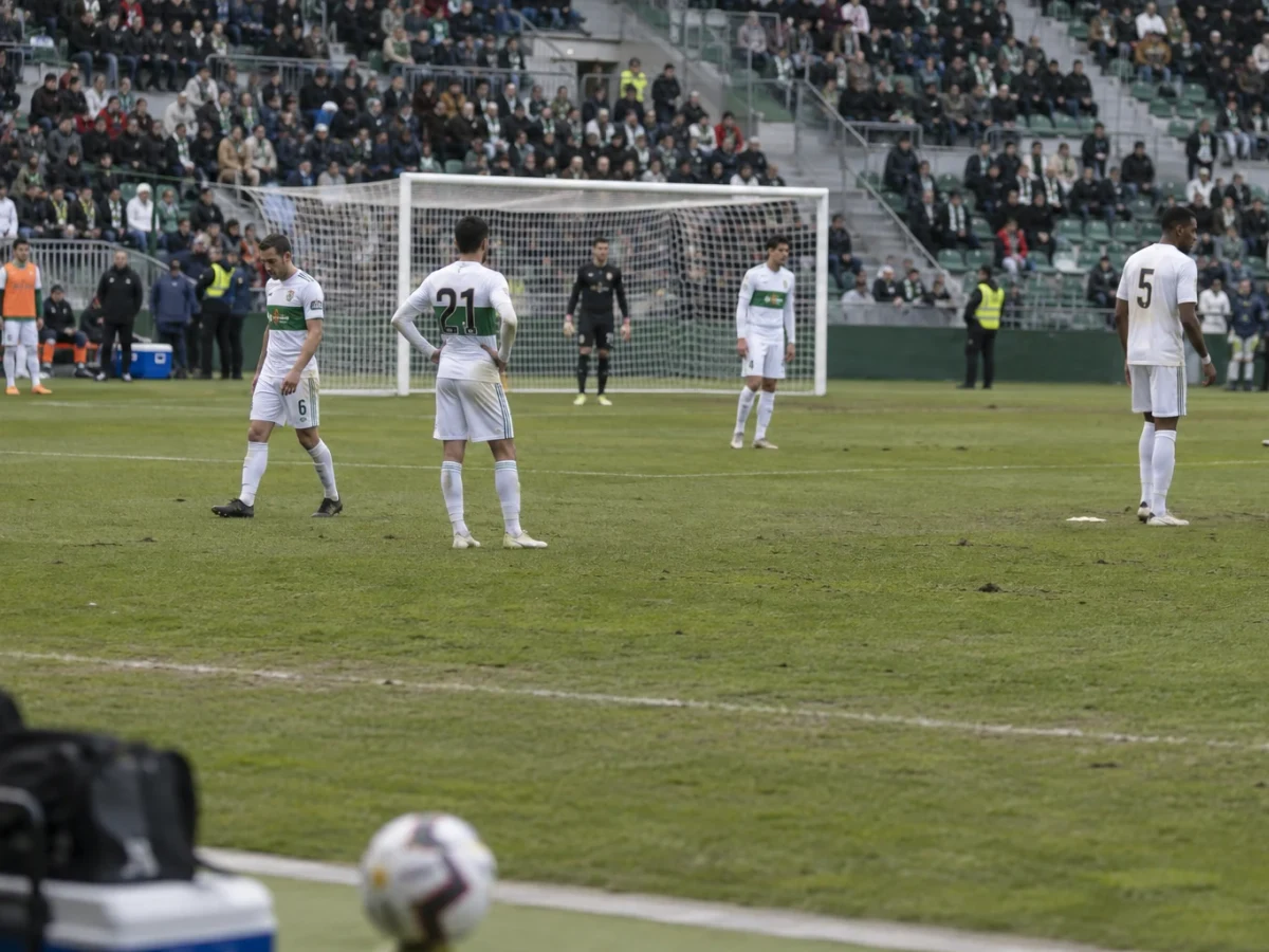 Real Madrid slo Elche og er poenglik med Barcelona