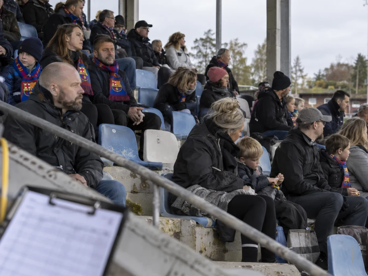 Gordon kan møte sju lagkamerater når England tar imot Spania