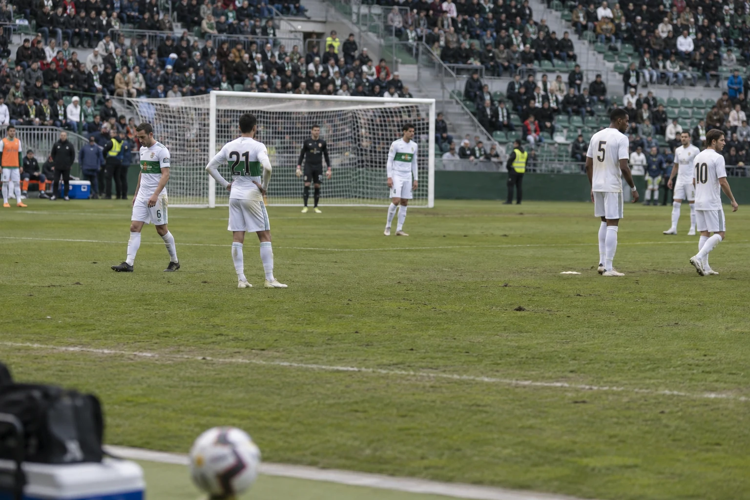 Real Madrid slo Elche og er poenglik med Barcelona